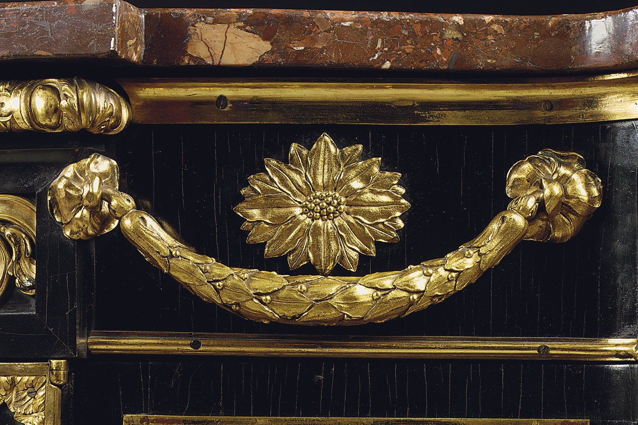 En sen Louis XV kommode, ca. 1763-70 (ormolu-monteret japansk lak og ibenholt) af French School