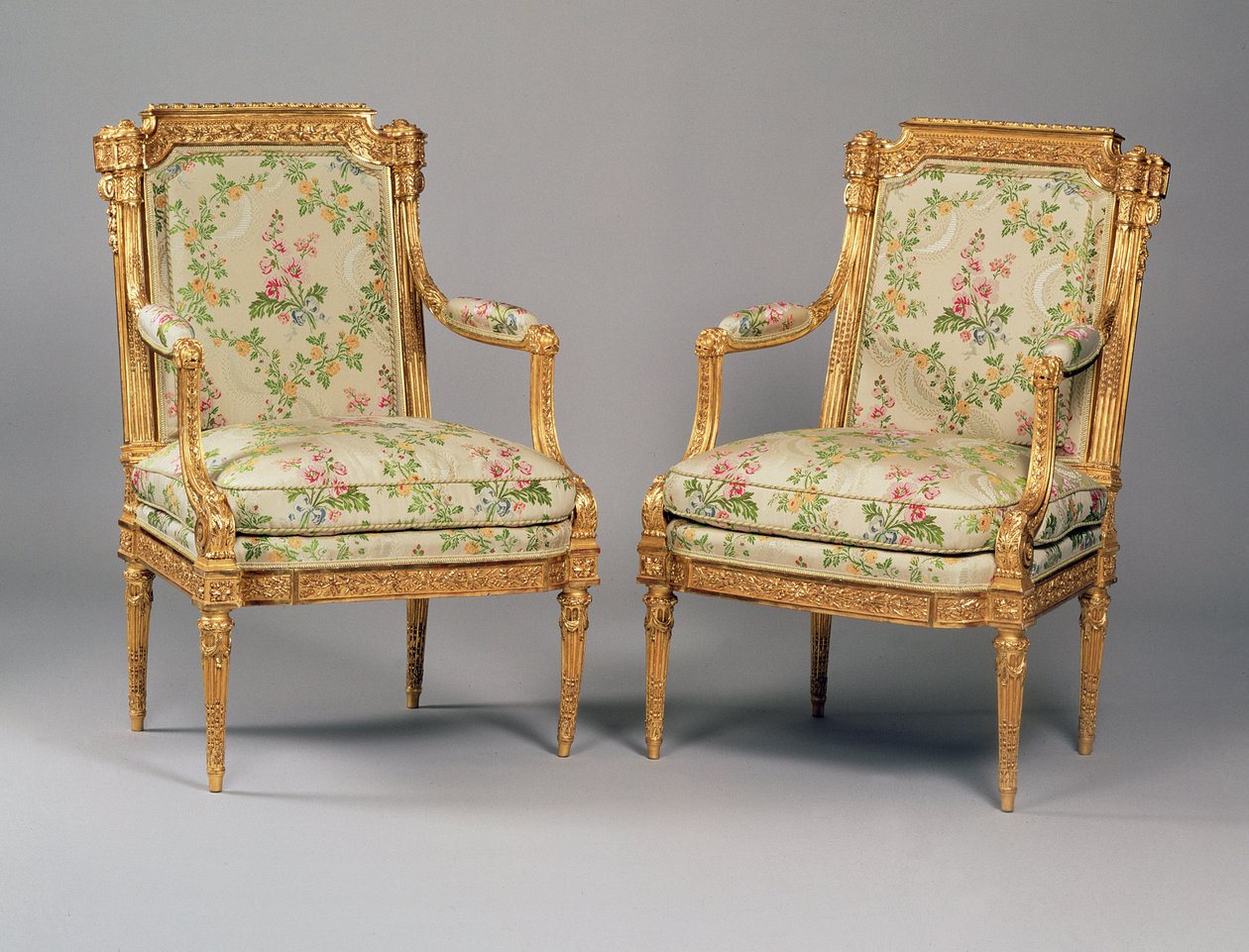 Et par lænestole fra en suite af Louis XVI møbler, stemplet af Delaisement, ca. 1780 (udskåret forgyldt træ og polstring) (se også 222393) af French School