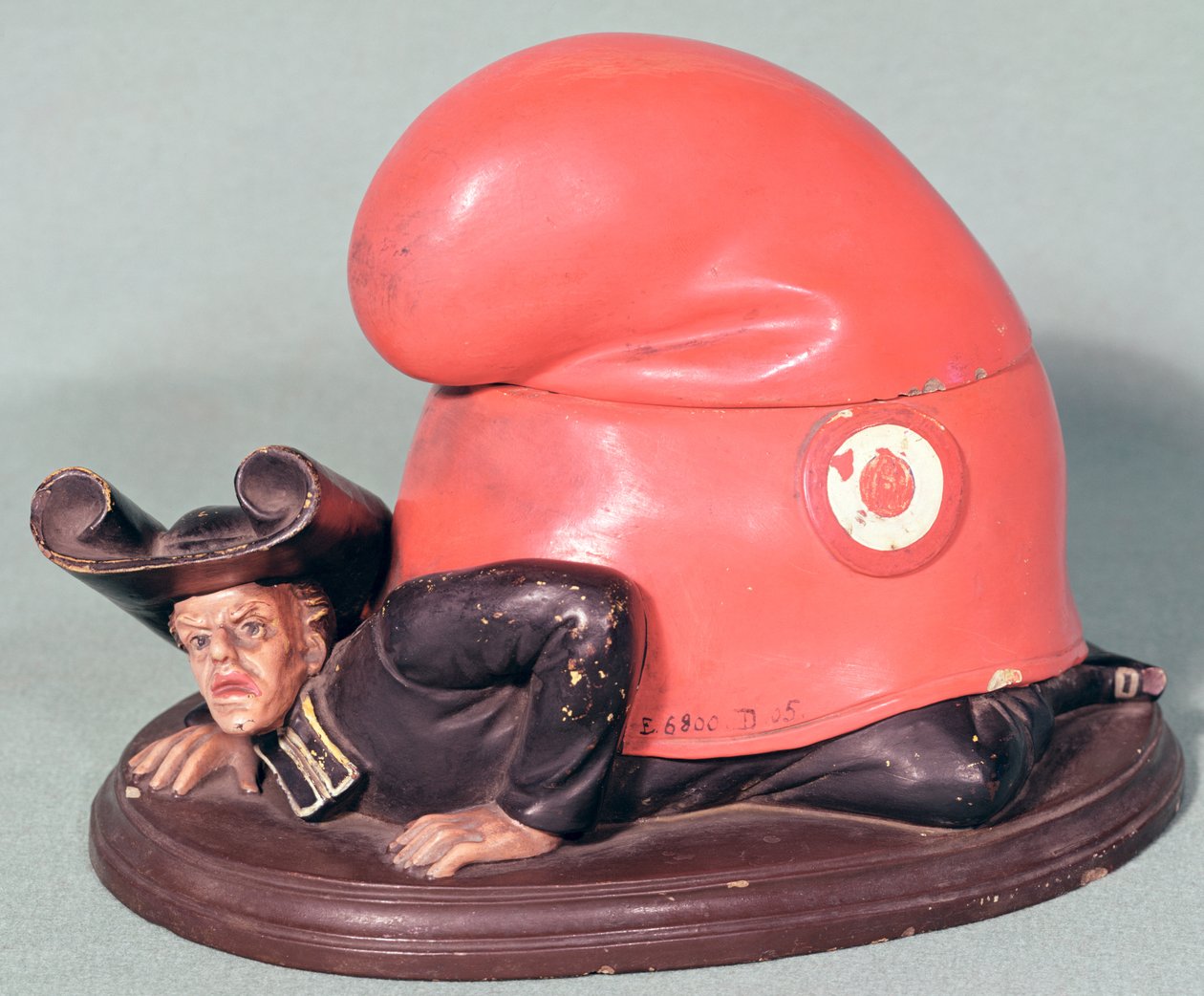 Et blækhus eller tobaksgryde i form af en præst knust af en frygisk motorhjelm, 1870 (keramik) af French School