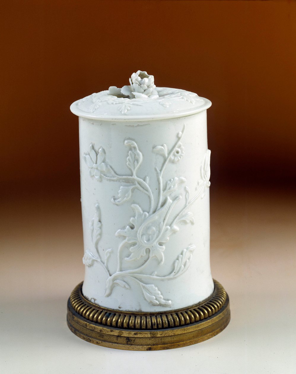 Art France: tobakspotte monteret i guldbronze. Blødt porcelæn af Saint Cloud af French School