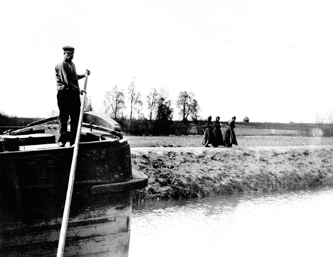 Pram bliver bugseret på en kanal af tre kvinder, ca. 1900 af French School