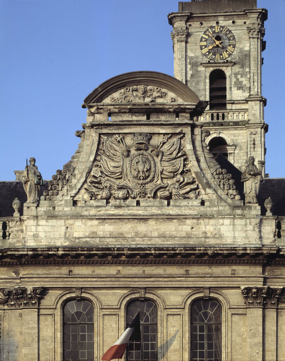 Barokarkitektur: facaden på Hotel de Ville (1717 - 1721) af Heroguelle. Fronton, der viser byens våben "" Ørnenæb og søm""" omgivet af to statuer, der symboliserer retfærdighed og kraft. Aire sur la liys (Aire-sur-la-Lys), Pas de Calais (Pas-d) af French School