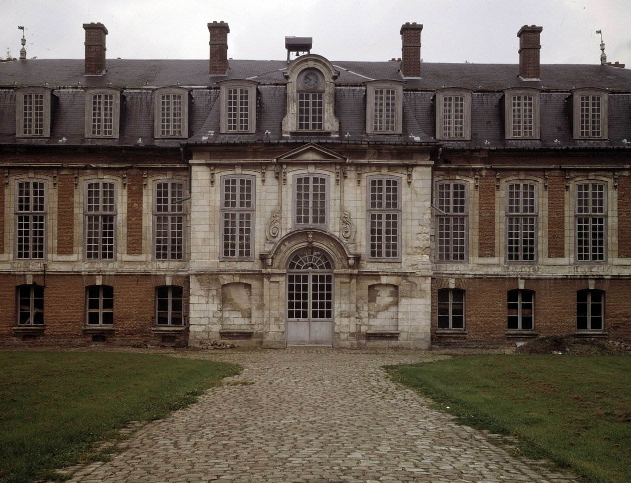 Barokarkitektur: facaden på Hotel des Rams (1600-tallet), Abbeville, Somme (80). af French School