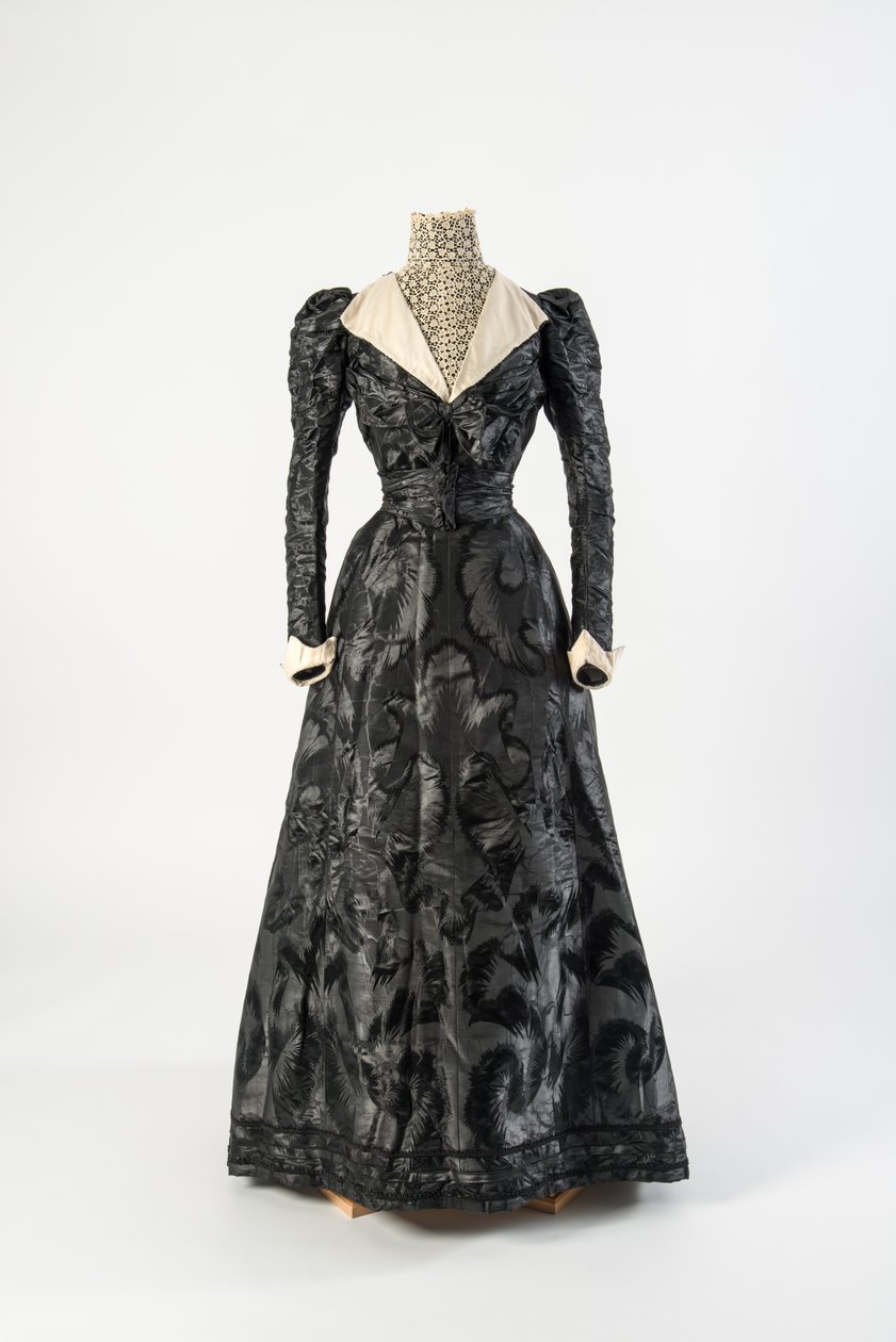 Sort silkekjole med højhalset kemisette af cremeblonde, tidlige 1890