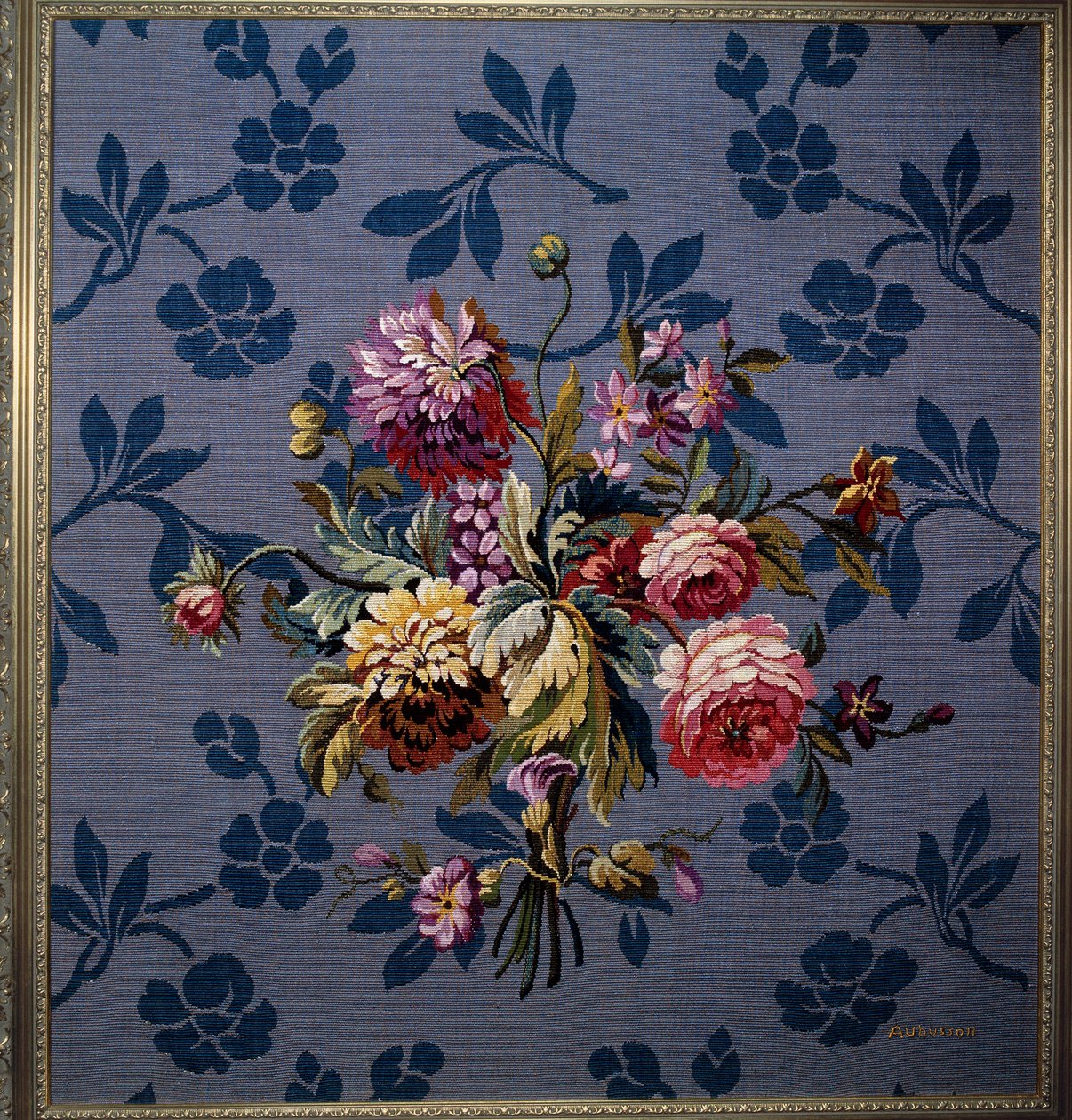 Buket af blomster på blå baggrund. Gobelin fra Aubusson-manufakturen. Det 18. århundrede. Aubusson, Tapestry Museum af French School