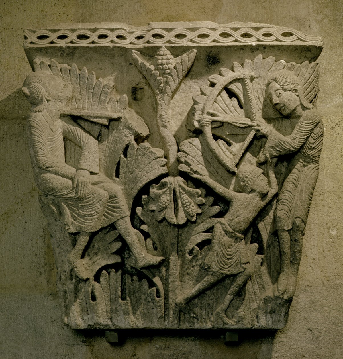 Kapital, der forestiller en mand, der skyder en pil ind i halsen på en anden, ca. 1125-30 (kalksten) af French School