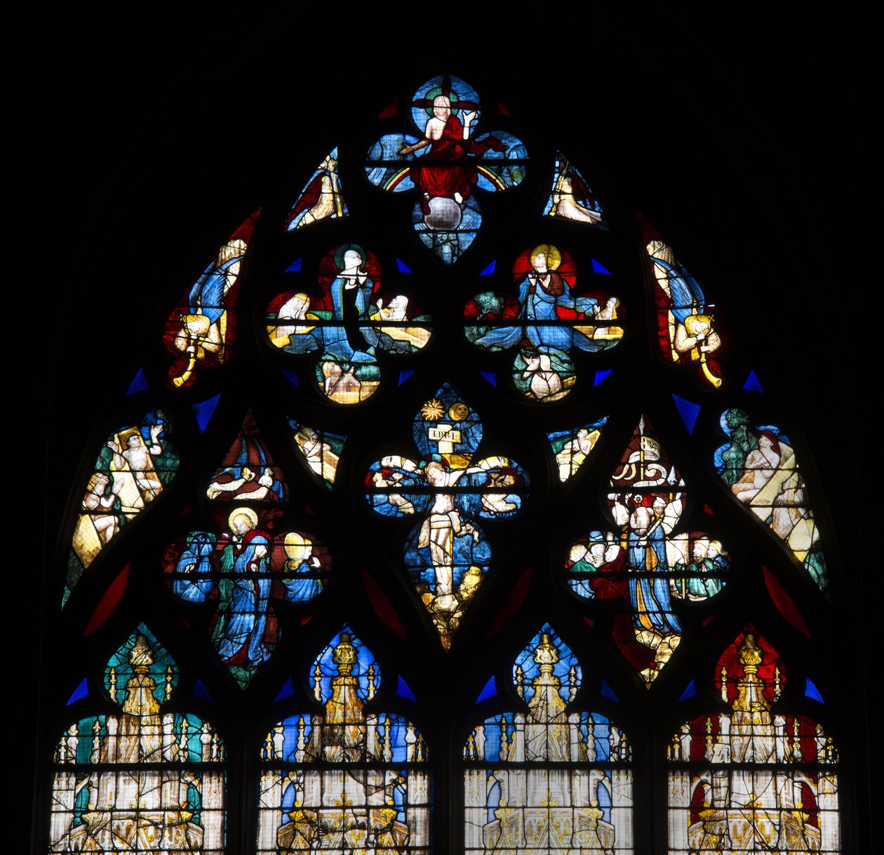 Cathedrale de chartres, farvet glas: Vendome-kapellet, høj detalje, der repræsenterer Kristi korsfæstelse og den sidste dom af French School