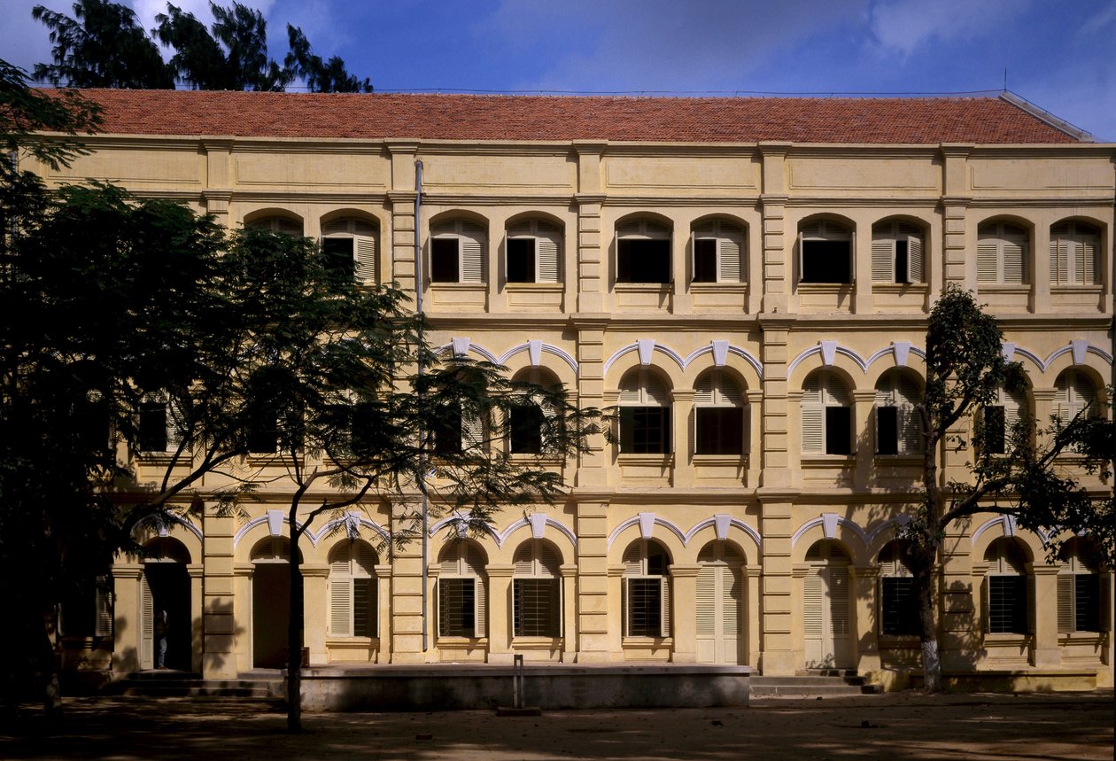 Kolonial arkitektur i Vietnam: Detalje af Puginier School, kristen skole grundlagt af Monsignor Puginier, bygget i 1898, militær stil arkitektur. af French School