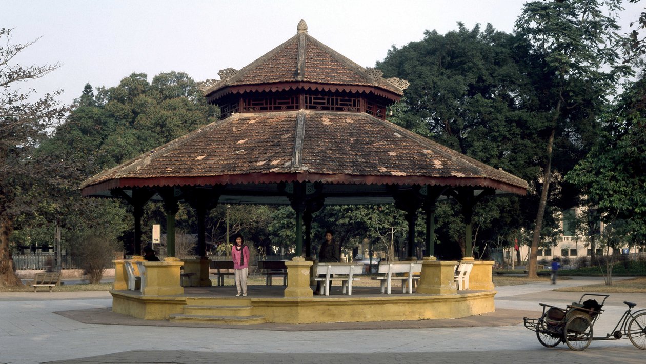 Kolonial arkitektur i Vietnam: Kiosk har musik i "indokinesisk" stil, bygget i 1920 på Paul Bert Square i Hanoi. Det erstattede en første metalkonstruktion i 1889, bestilt af et fransk firma. af French School
