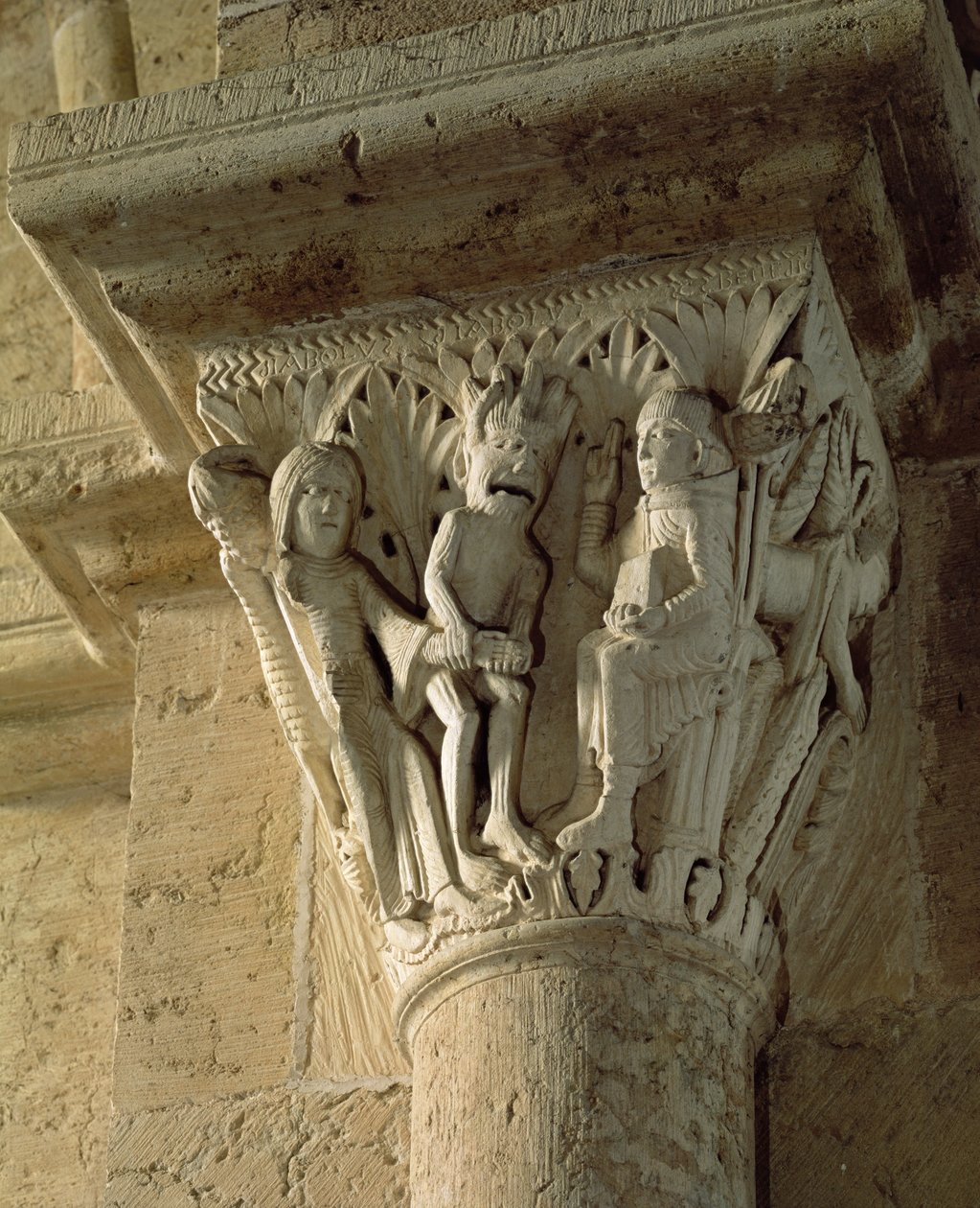 Column Capital, der forestiller Sankt Benedikt, der udfører en eksorcisme af French School