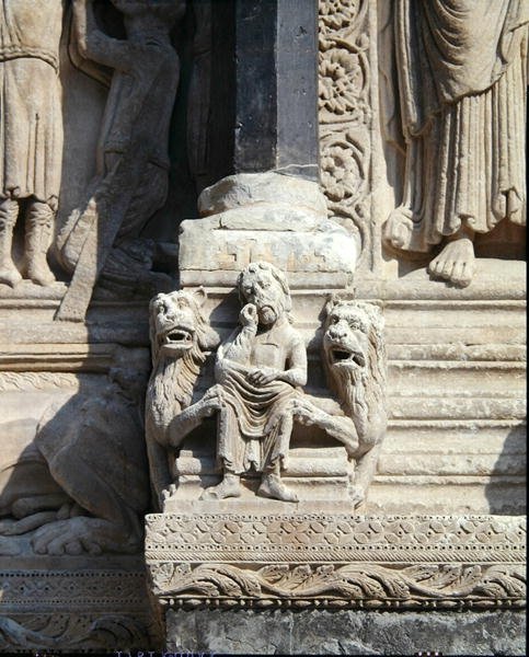 Daniel i løvehulen, detalje fra portalen af French School