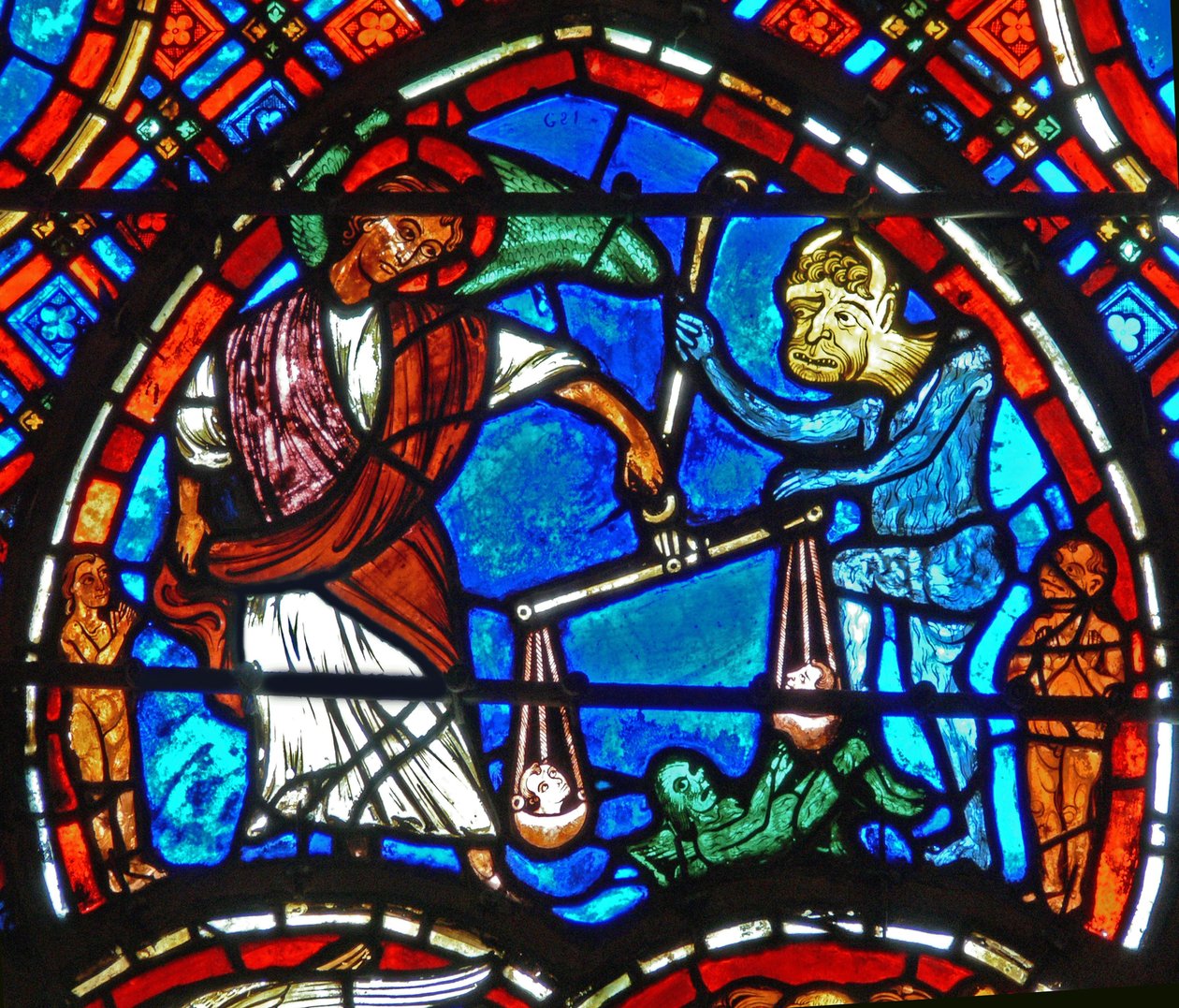 Detalje fra et vindue, der forestiller den sidste dom: St. Michael vejer sjæle af French School