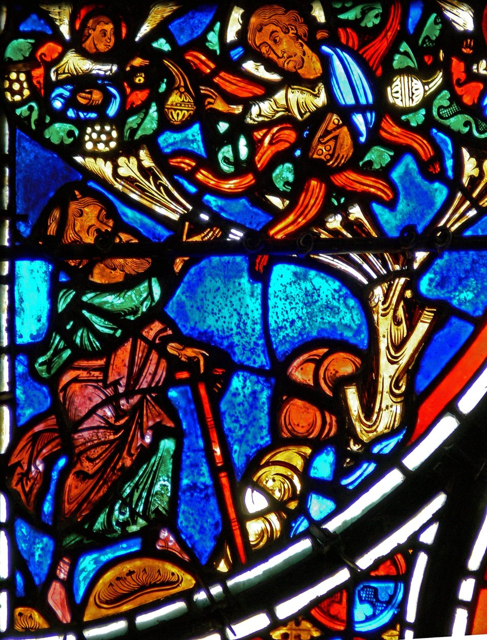 Detalje fra et vindue, der viser lignelsen om den barmhjertige samaritaner: Gud viser sig for Moses i en brændende busk af French School