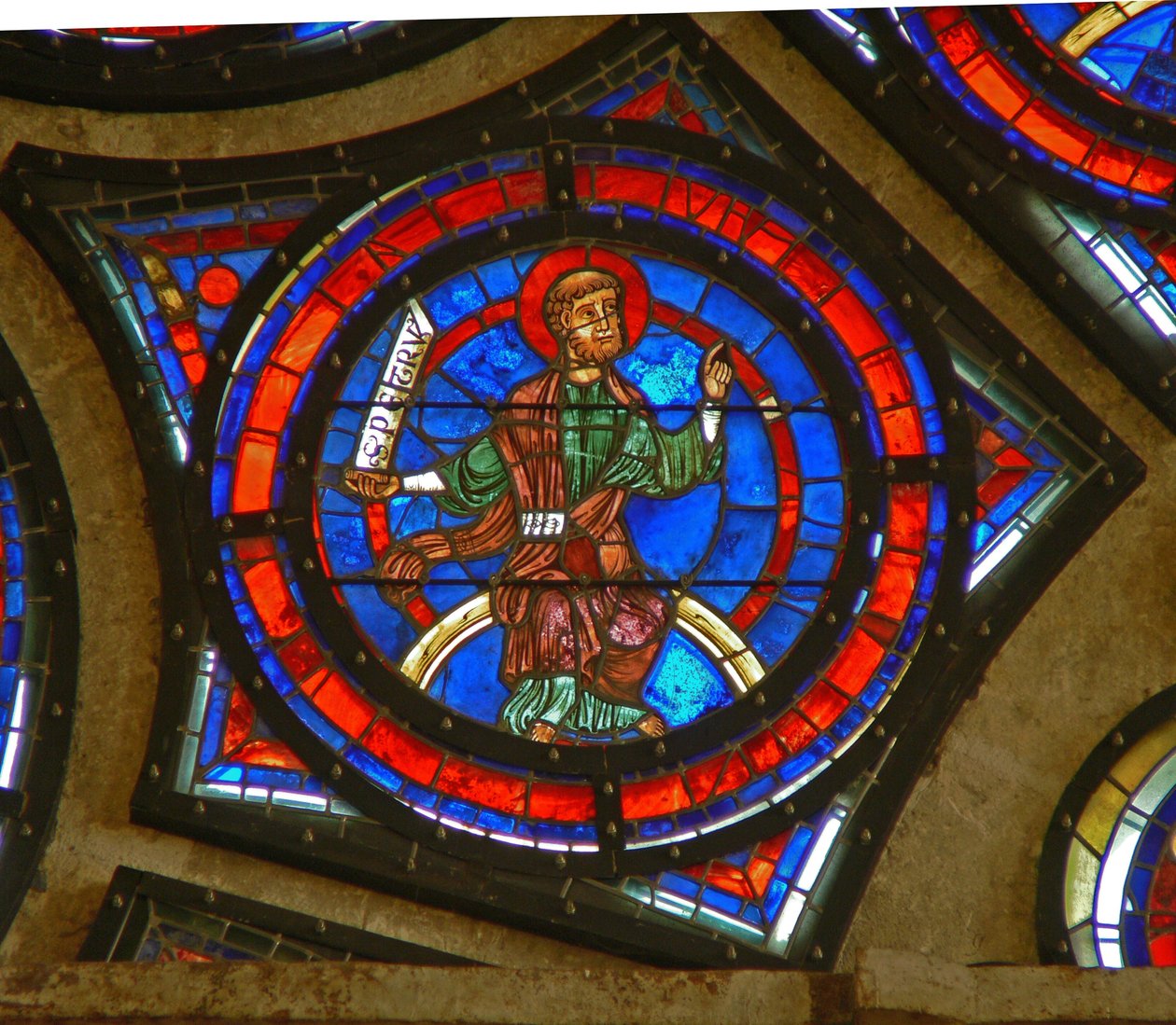Detalje fra østrosenvinduet: Sankt Peter af French School