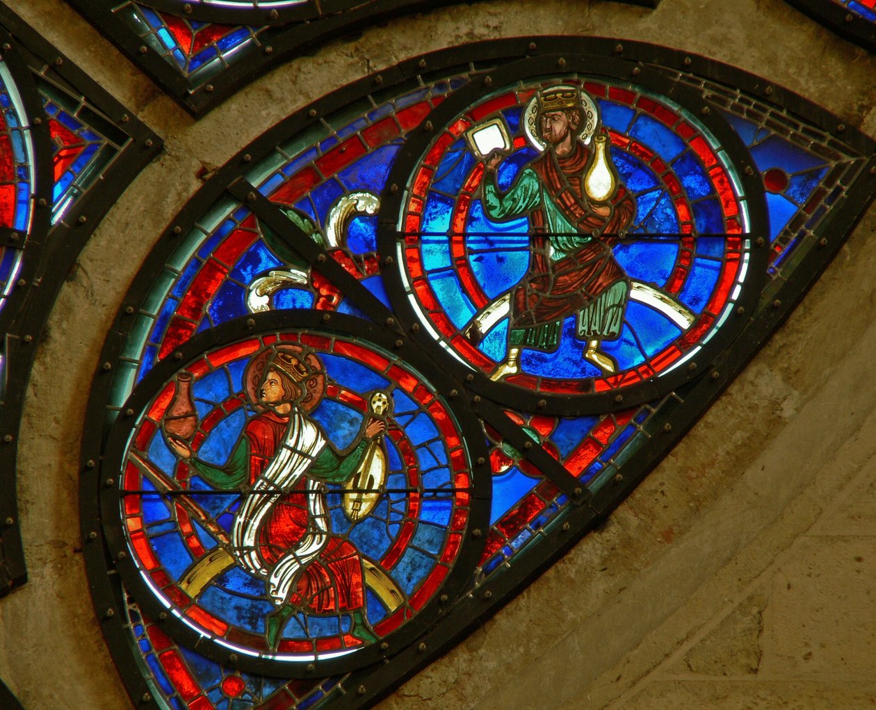 Detalje fra det østlige rosenvindue, der viser to ældste fra apokalypsen af French School