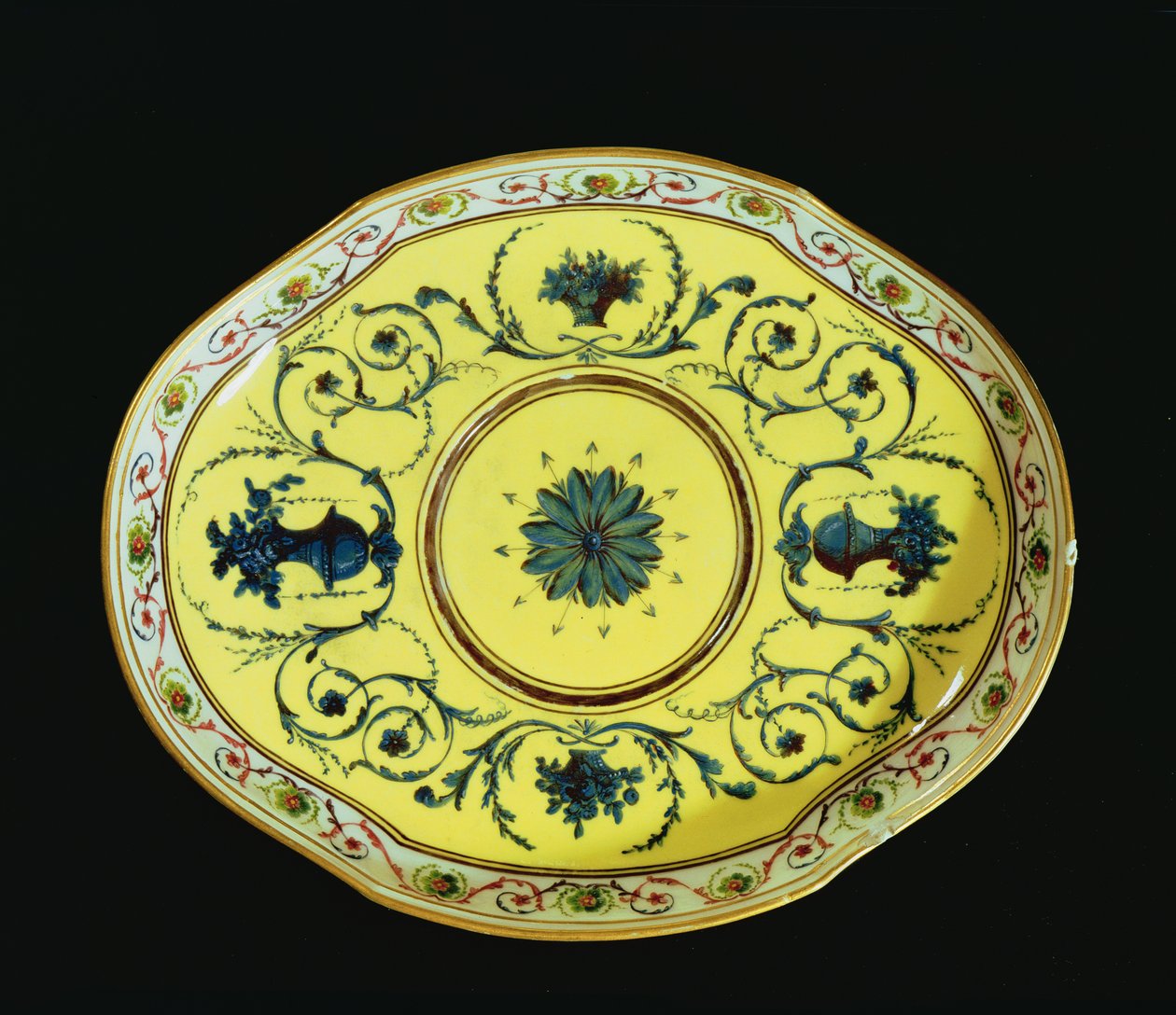 Fad med gul baggrund, Sevres Workshop (porcelæn) af French School