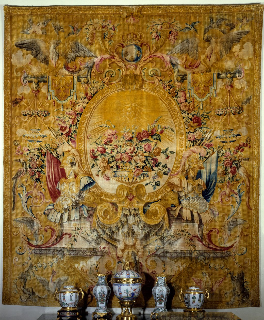 Dørskilt på kongens gondol. Silketæppe lavet i Louis Duponts atelier efter et pap af Jean Lemoyne dit Le Lorrain. Omkring 1682-1685. Paris. Louvre-museet af French School