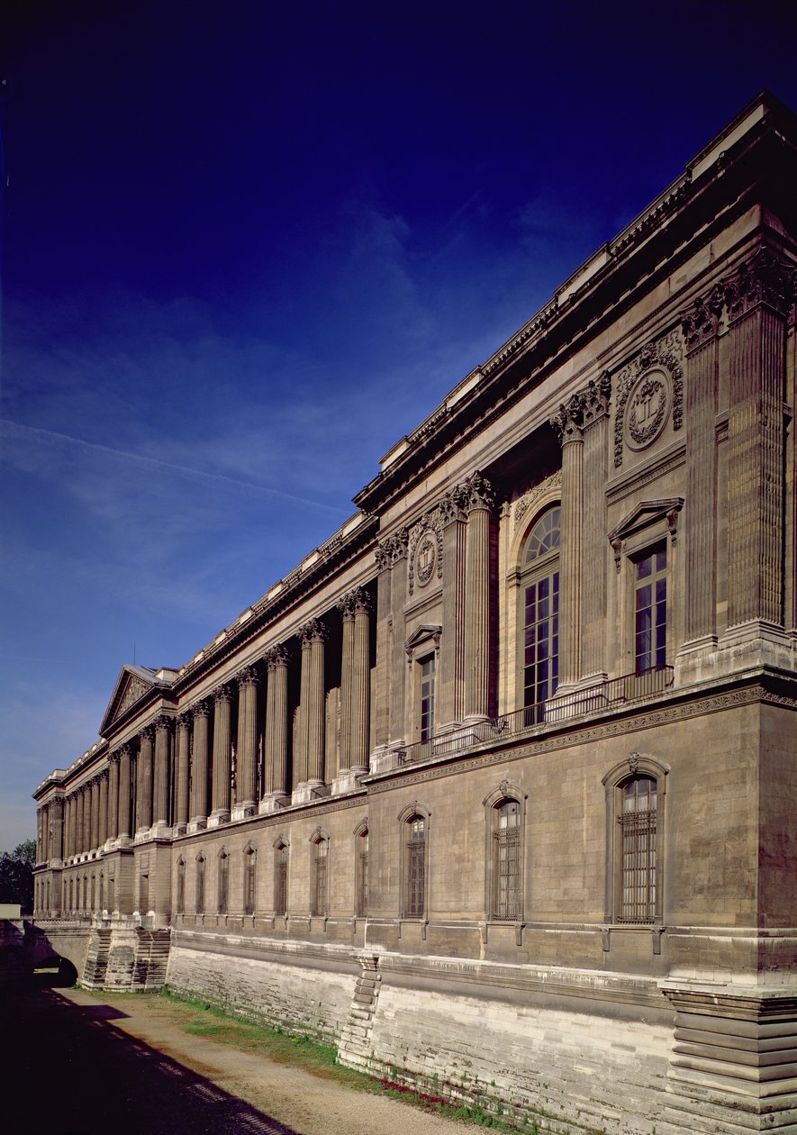 Østfacade, hovedindgang og søjlegang designet af Claude Perrault (1613-88) og andre, påbegyndt 1678, fuldført af Jacques Germain Soufflot (1713-80) 1774 af French School