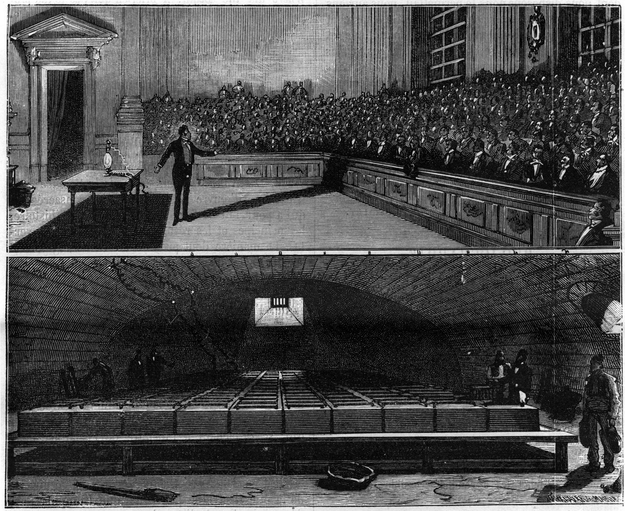 Eksperiment med elektrisk lys udført i 1813 af Humphry Davy (1778-1829), i hans kemikursus ved Royal Institution of London (England). Indgravering i "" La Nature. Revue des sciences et de ses applications aux arts et à l