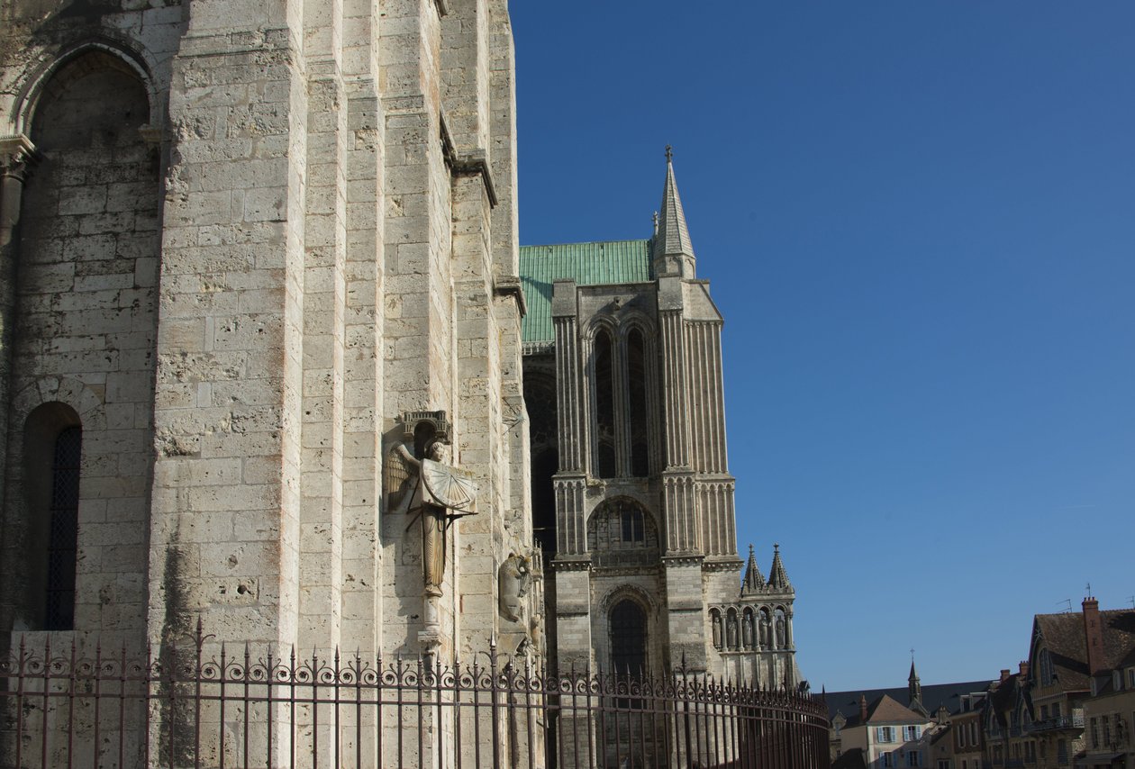 Udvendigt billede af katedralen i chartres med englen på urskiven af French School