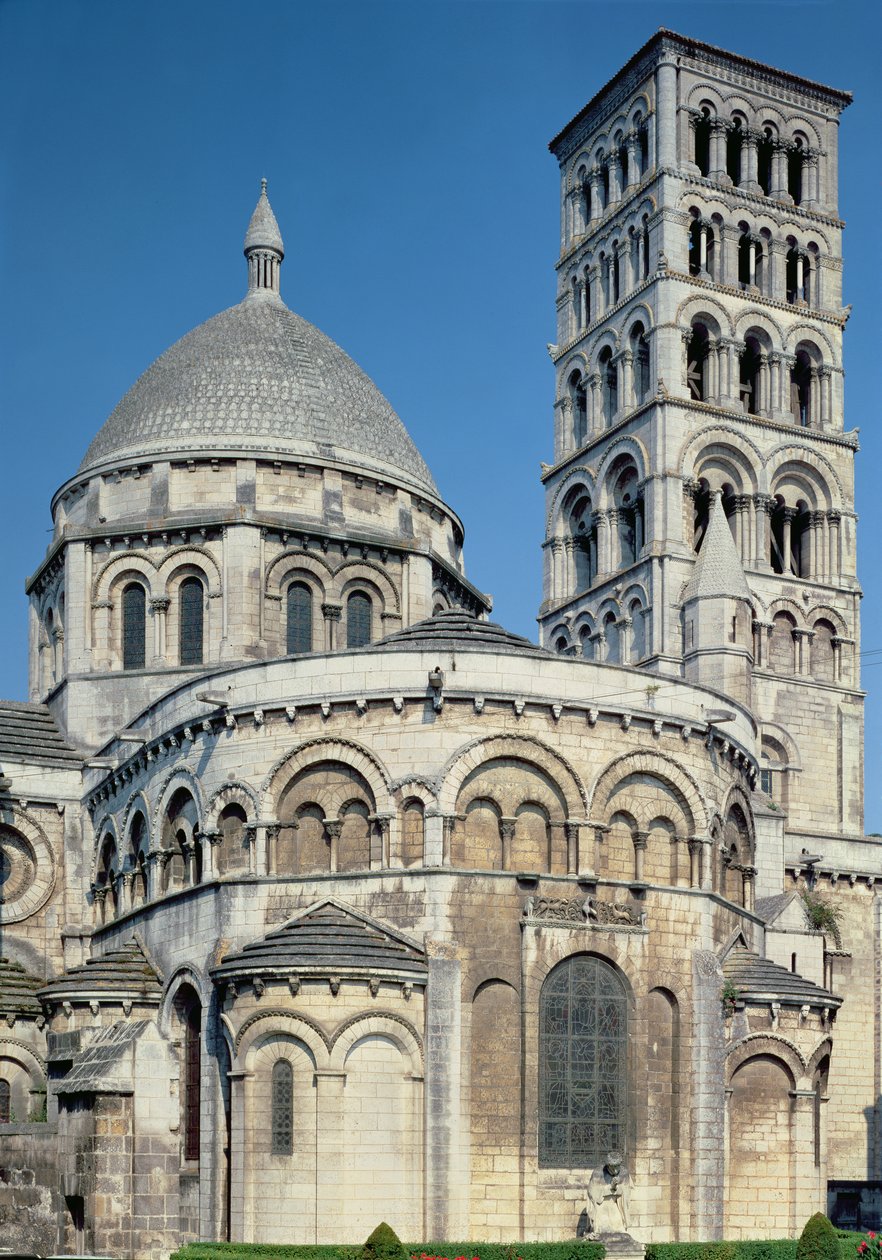 Udvendigt billede af chevet med obsidian kapeller og klokketårn, bygget ca. 1125-1135 af French School