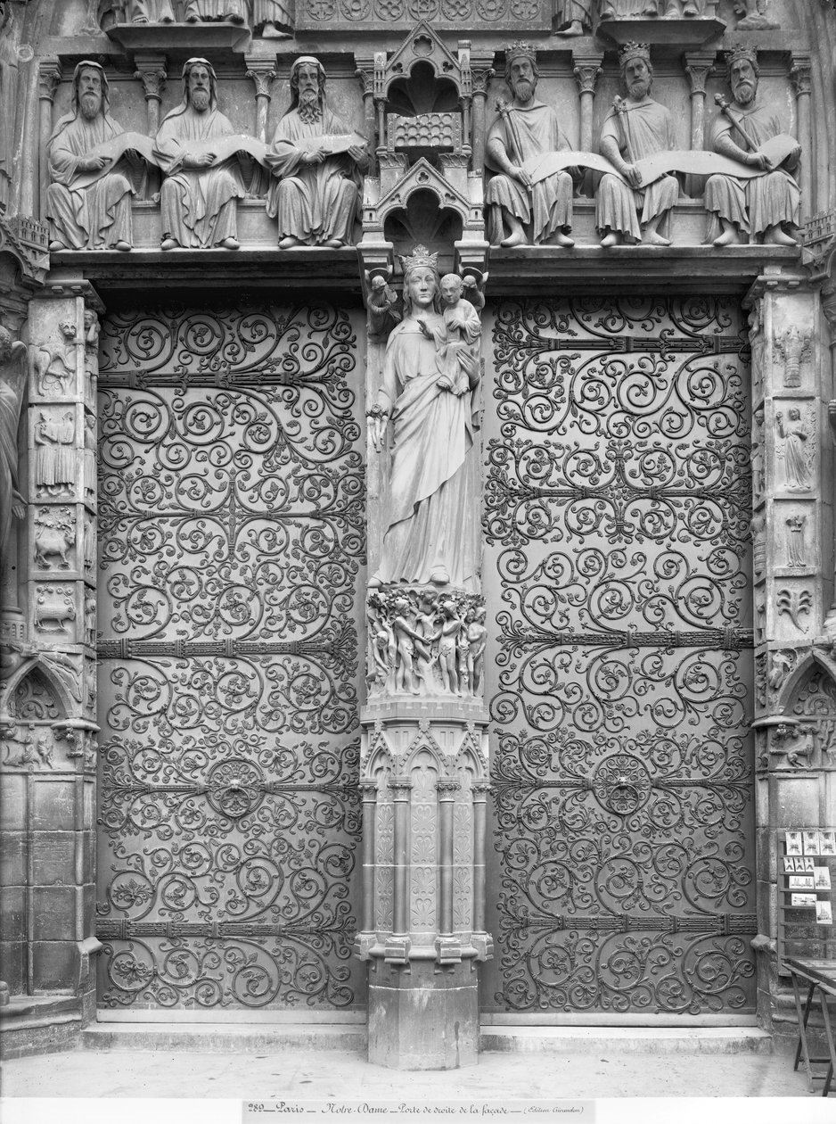 Facade af Notre-Dame, venstre portal, Paris af French School