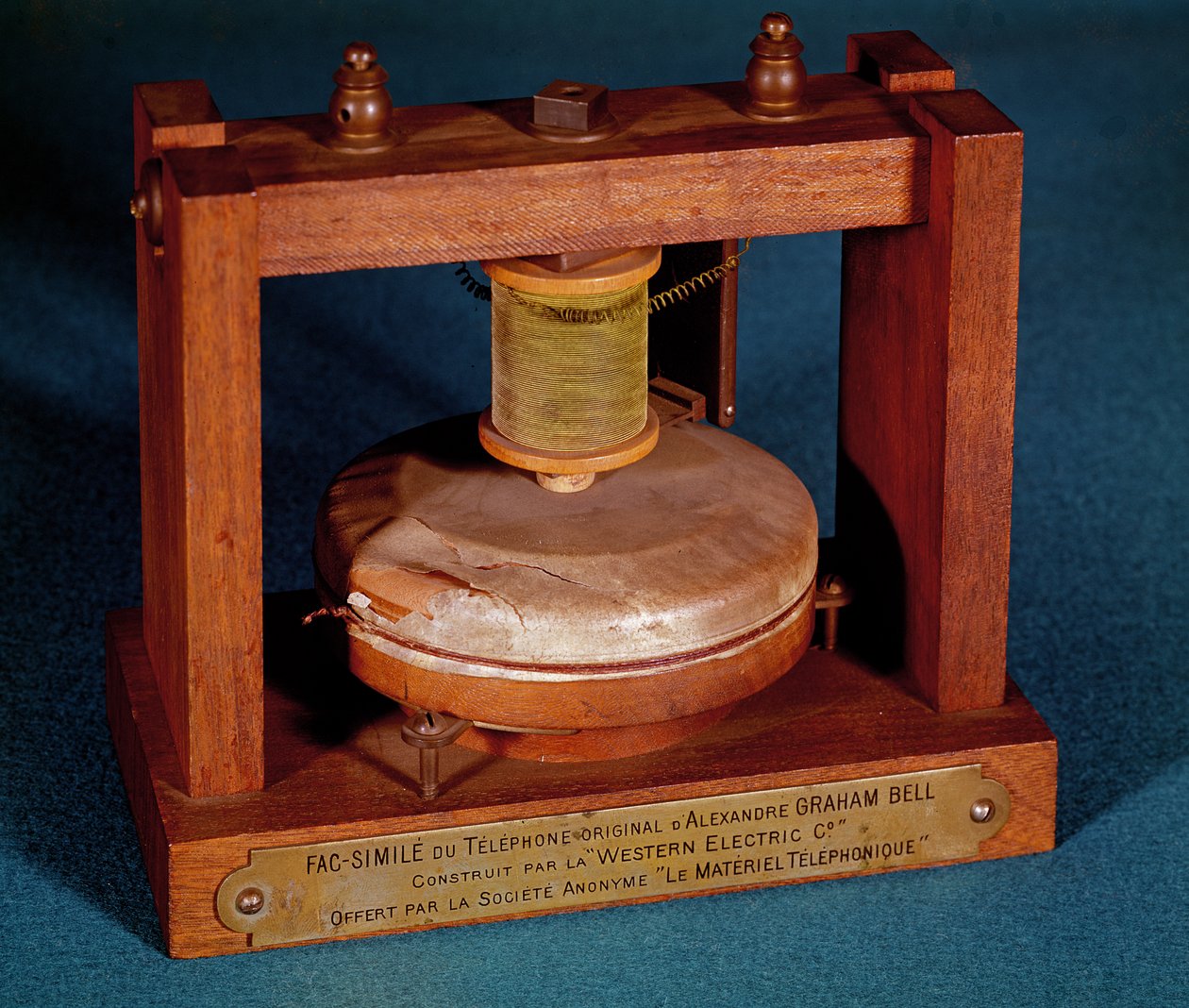 Faksimile af telefonen opfundet af Alexander Graham Bell (1847-1922) lavet af Western Electric Company af French School
