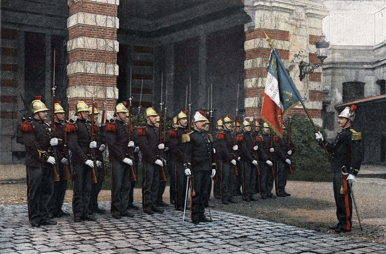 Brandmænd i Paris. Hilsen til flaget. i ""Militær albumscene af soldatens liv, brandmænd i Paris"" 1892. af French School