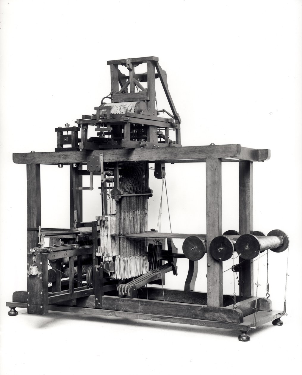 Første fuldautomatiske væv opfundet af Jacques de Vaucanson (1709-82) c.1745 af French School