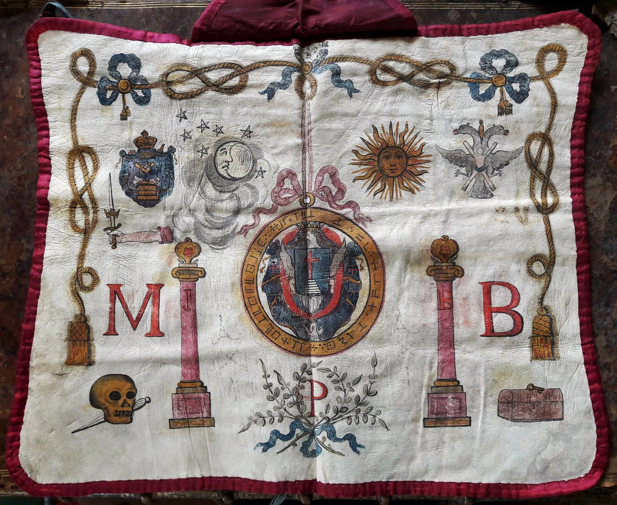 Gratis murværk: forklæde i læder af frimurermester dekorerer symboler og emblemer franc murere af French School