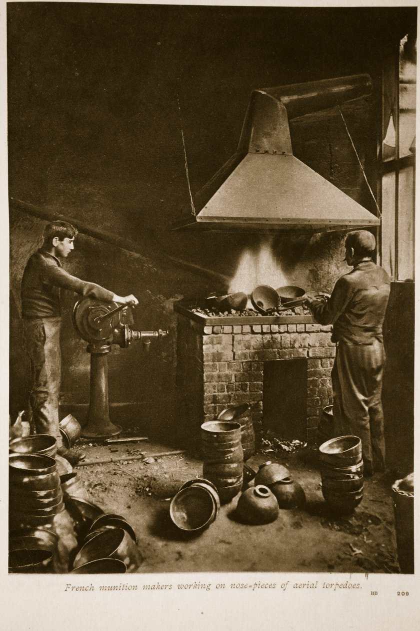 Franske ammunitionsfabrikanter arbejder på næsestykker af lufttorpedoer, 1914-19 af French School