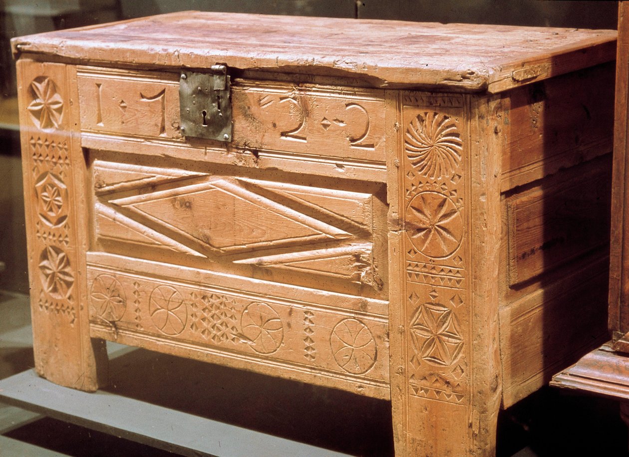Møbler: udskåret bondekiste, der bruges til opbevaring af linned. 1722. Musee National des Arts et Traditions Populaire, Paris af French School