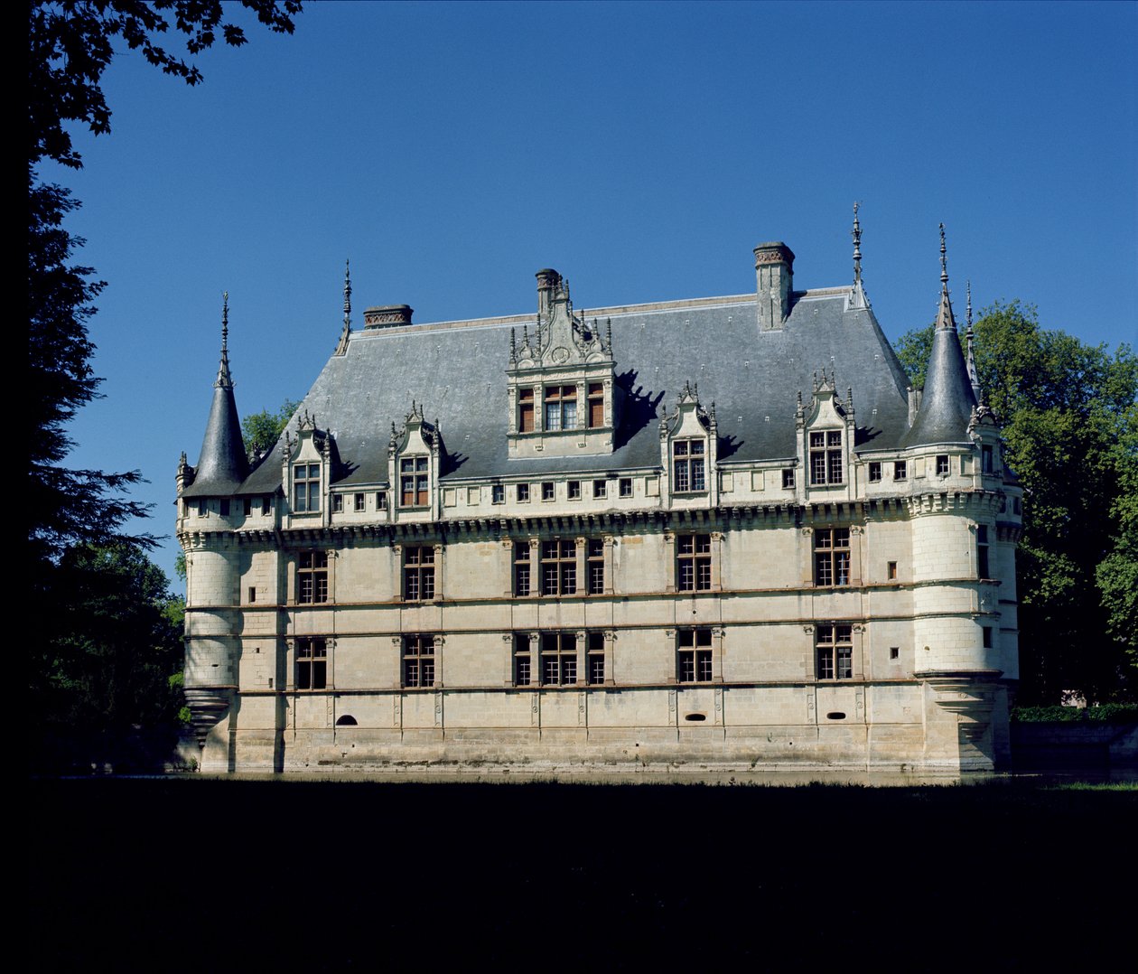 Generel udsigt over Chateau dAzay-le-Rideau, bygget for Gilles Bertholet, 1518-27 af French School