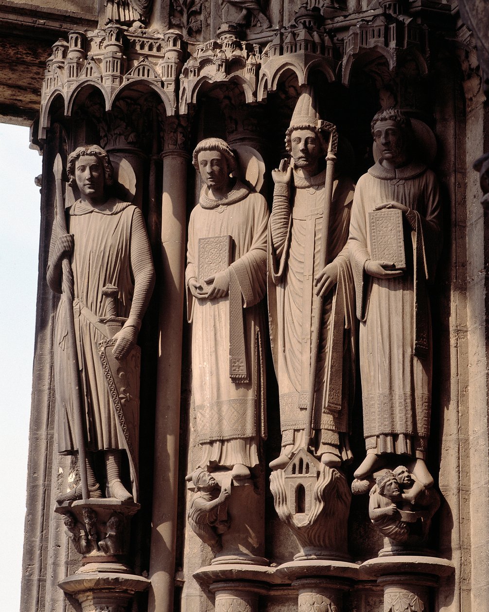 Gotisk kunst: "" Figurer af martyrer, en venstre helgen Theodore, en romersk soldat"" Bugten i sydportalen af Basilica of Notre Dame de Chartres af French School