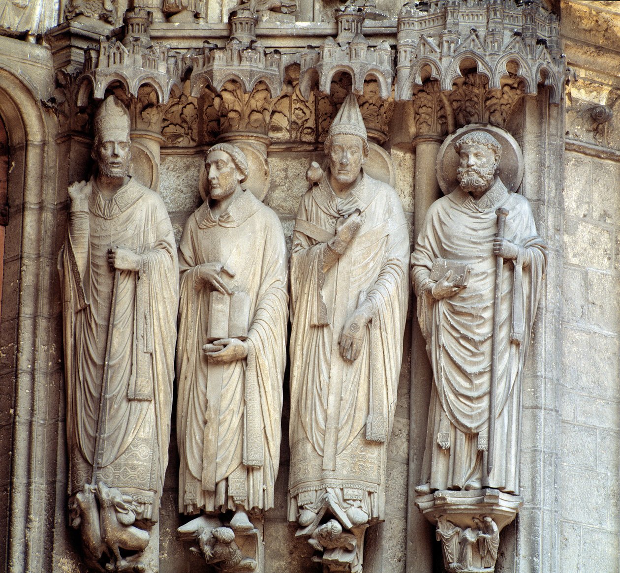 Gotisk kunst: "" repræsentation af Saint Martin, Saint Jerome, Saint Gregoire I og Saint Avit of Vienna"" Central bugt af den sydlige portal af Basilica Notre Dame de Chartres af French School