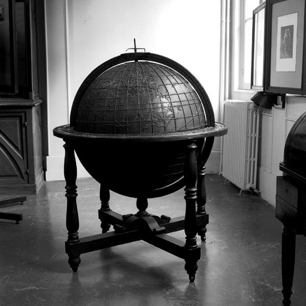 Great Globe for Teaching, bestilt i 1833 til Hesteter af Institute for Young Blind i Paris (bronze) (s/h foto) (se 163937 for detaljer) af French School