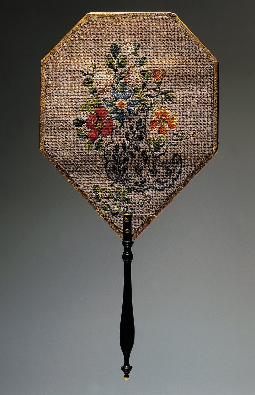 Håndvifte, satinbeklædt kort med perlebroderet blomstermotiv, træhåndtag, længde 41,9 cm af French School