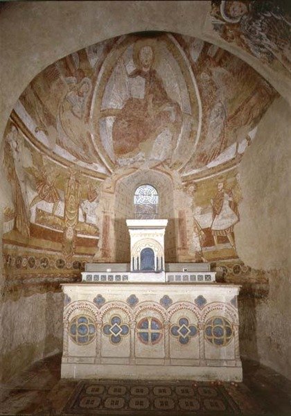 Indvendigt billede af koret med Kristus i Majestæt, Peters korsfæstelse og andre scener (fresco) af French School