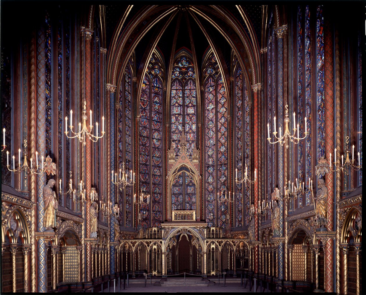 Indvendigt billede af det øvre kapel i det hellige kapel (1245 - 1248) i Paris, Frankrig af French School
