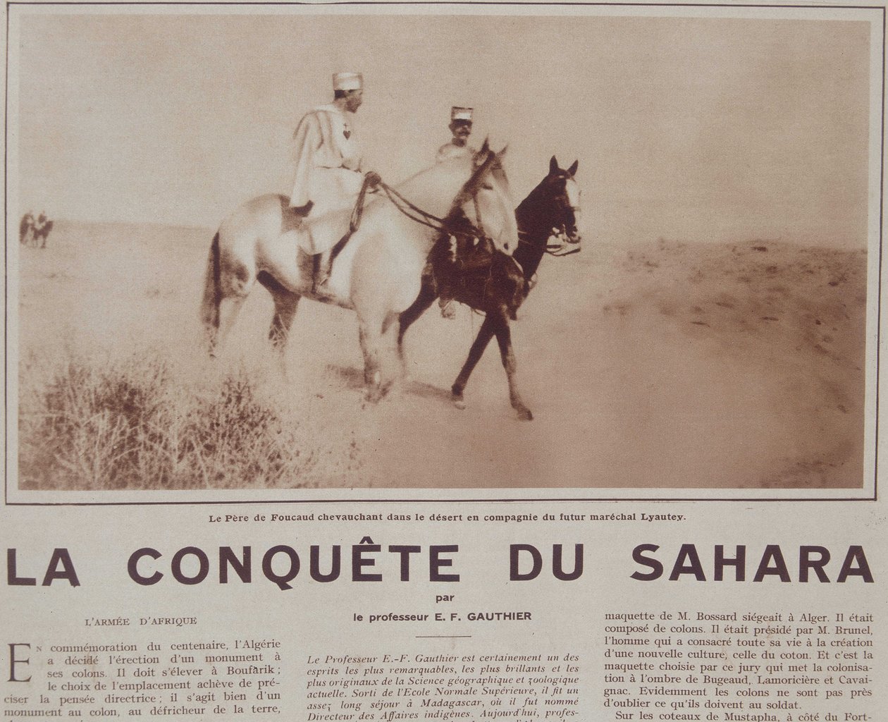 Le Pere Charles de Foucauld (1858-1916) rider i ørkenen med den fremtidige marechal Hubert (Louis-Hubert-Gonzalve) Lyautey (1854-1934) - i "" Vu"", dec 1929 af French School