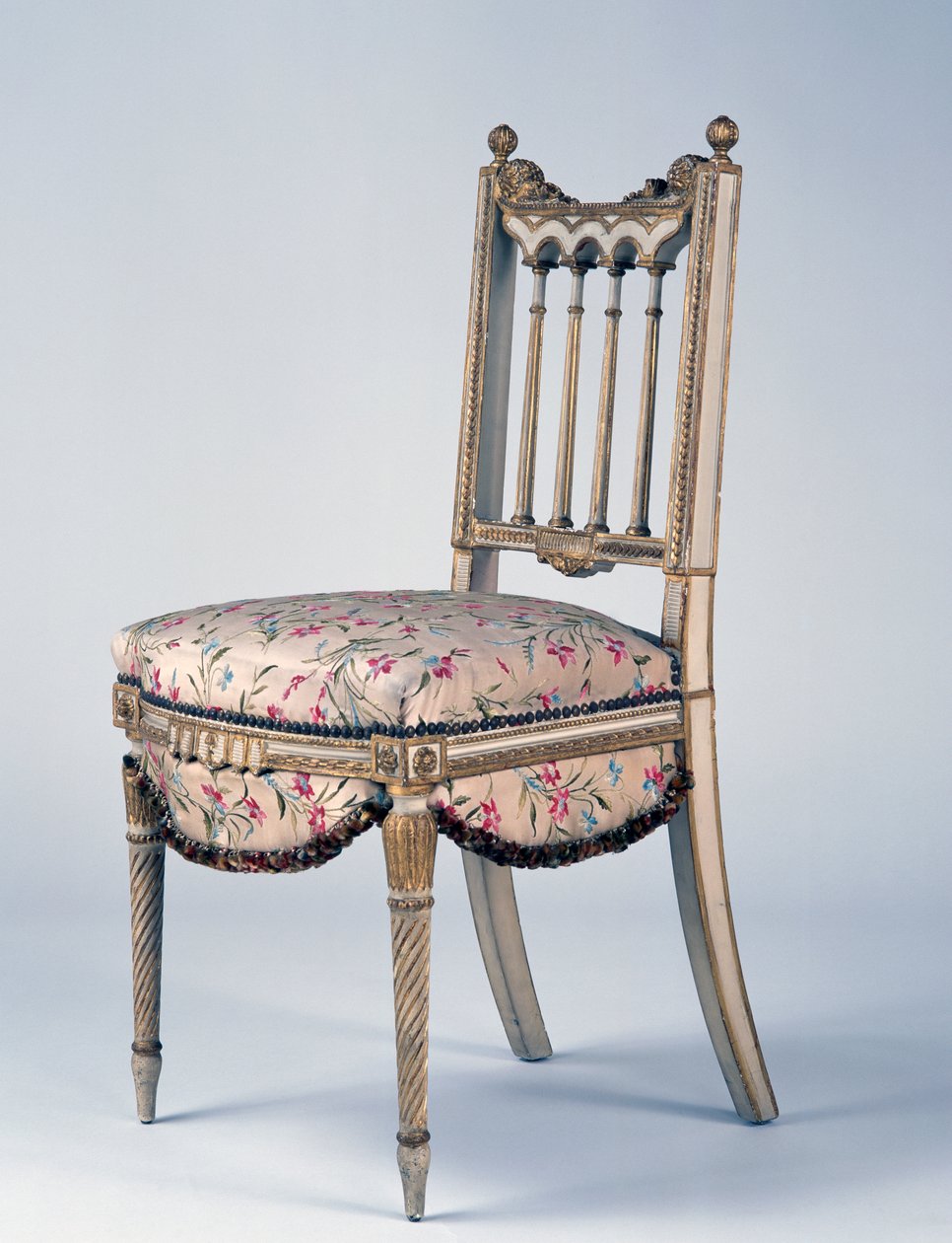Louis XVI stil Second Empire (Napoleon III) stol af forgyldt træ og Lyon silke, 2. halvdel af 1800-tallet, Frankrig af French School