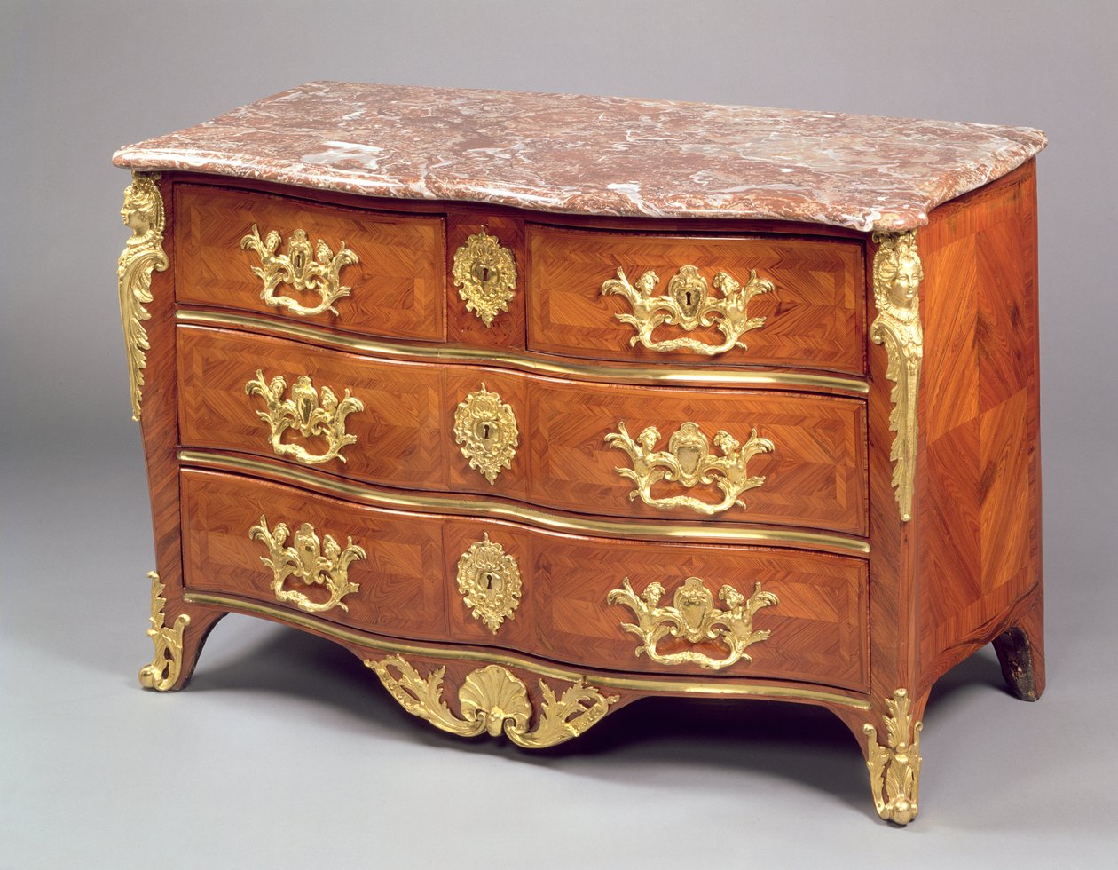 Louis XV Commode af Francois Garnier ca. 1730 (ormolu og marquetry på tulipantræ) af French School