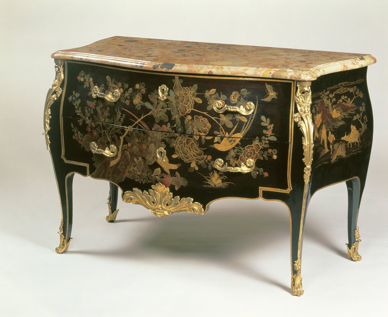 Louis XV Commode på Macrets måde, ca. 1765 (træ med ormolu-monteret sort, guld og polykrom lak) af French School