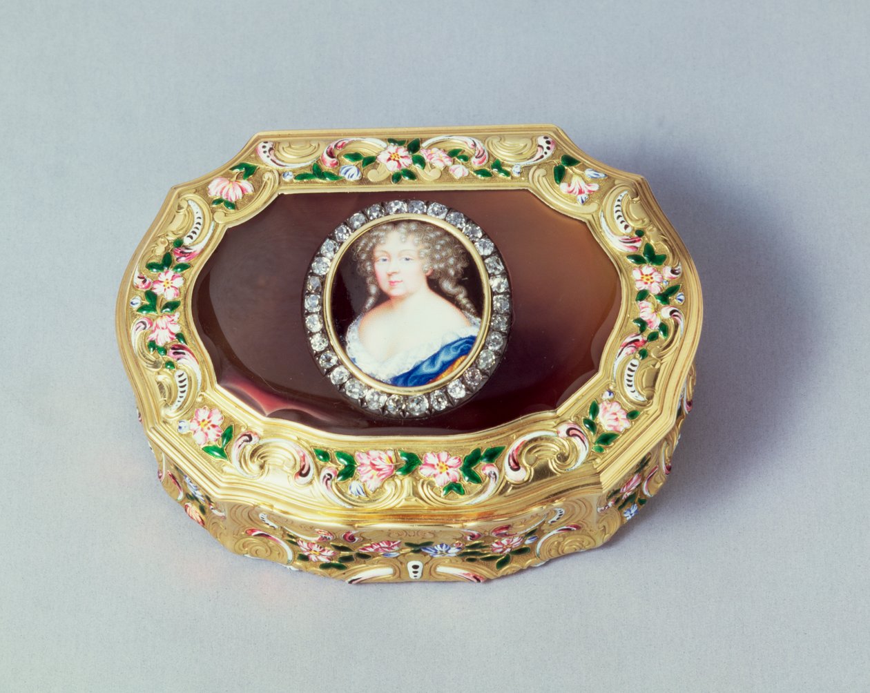 Louis XVI oval snusdåse, af Gabriel Gallois, Paris, 1738 (guld, agat og emalje) af French School