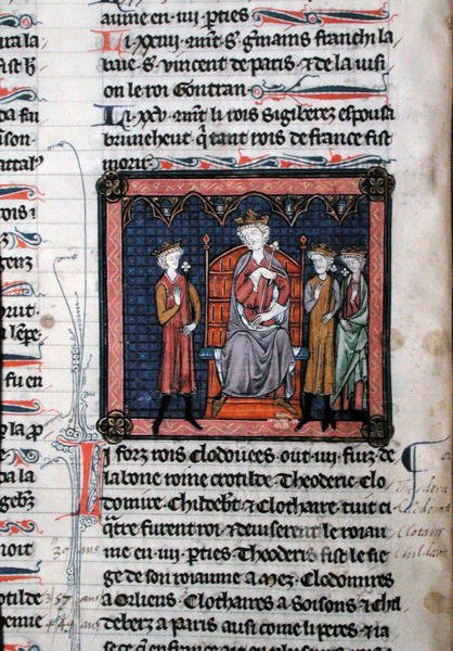 MS.782 Childeric II (c.650-675), Clodomir (c.495-524) og muligvis Theodoric, repræsenteret som under beskyttelse af kong Clotaire I (c.497-561), siddende på en trone, miniature fra Chroniques de Saint-Denis (vellum) af French School