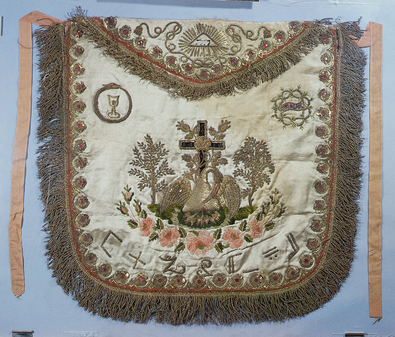 Frimurerforklæde med forskellige symboler (broderet silke) af French School