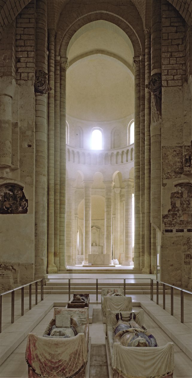 Skib og apsis i klosterkirken med billeder af Henrik II (1133-89) konge af England og hans kone, Eleanor af Aquitaine (d.1204) af French School