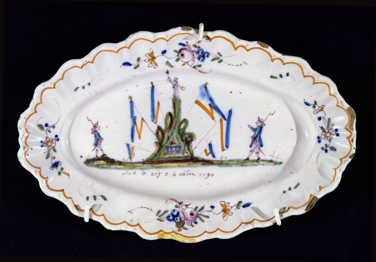 Oval tallerken med inskriptionen Vive le Roi et la Nation 1790, Nevers værksted, (keramik) af French School
