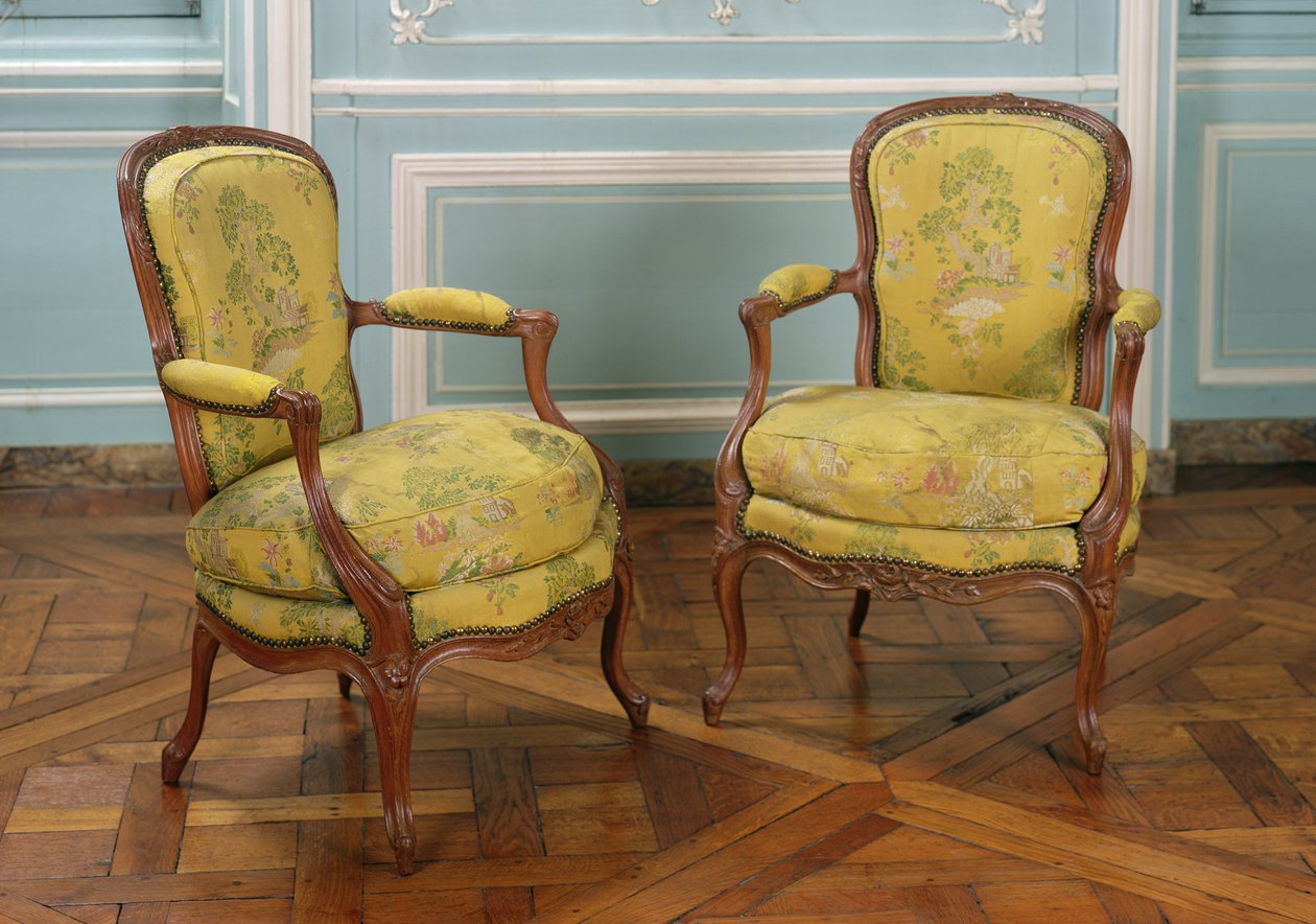 Par Louis XV lænestole, 1723-74 (træ) af French School
