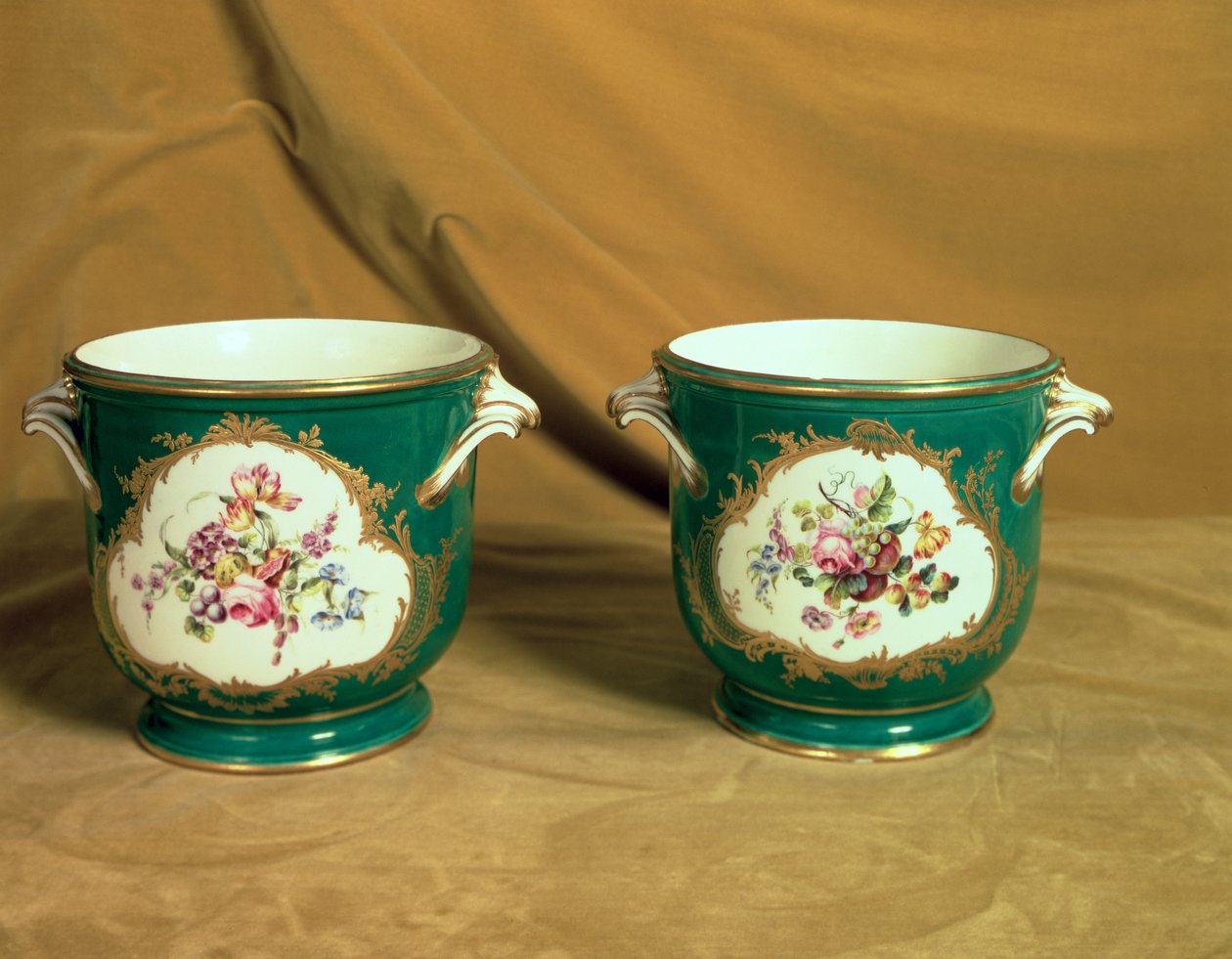 Et par Sevres iskølere, fra Frederick V Service, 1758 (blødt-pasta porcelæn) af French School
